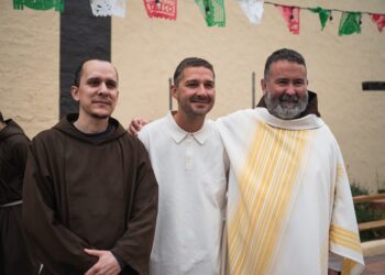 Shia LaBeouf: Dalla Cresima al Diaconato. Padre Pio nella svolta spirituale dell’attore di Hollywood