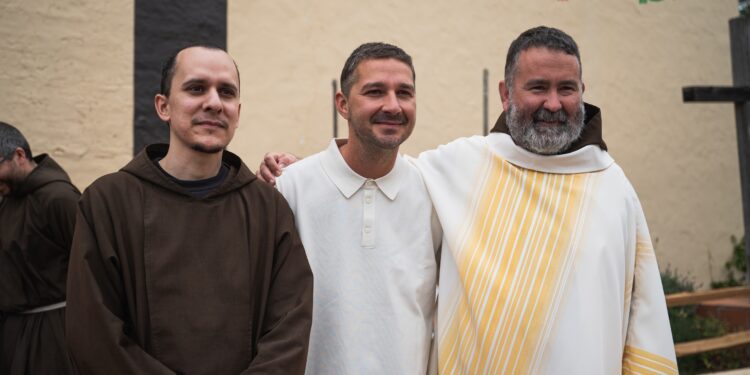 Shia LaBeouf: Dalla Cresima al Diaconato. Padre Pio nella svolta spirituale dell’attore di Hollywood