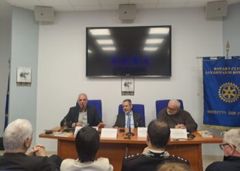 Presentata la biografia di Sanguinetti con un collegamento dalla Toscana  Si è svolta ieri, presso la sala dell’Infopoint, situata di fronte al santuario di Santa Maria delle Grazie in San Giovanni Rotondo, l’ultima presentazione del libro “Il medico con le scarpe rotte”, biografia del dott. Guglielmo Sanguinetti, definito il «braccio destro di Padre Pio», sia nella realizzazione di Casa Sollievo della Sofferenza sia nel coordinamento dei primi Gruppi di preghiera. Organizzata dal locale Rotary Club, la serata è stata aperta con i saluti della presidente Rossella Fini, secondo cui era «doveroso, oltre che motivo di orgoglio, parlare di una figura così importante per San Giovanni Rotondo, qual è il dott. Sanguinetti» durante l’anno di sua competenza.  È seguita la proiezione di un video con il saluto di Pietro Belli, governatore del Distretto 2071, che coincide con il territorio della Toscana, regione dove il protagonista del volume ha trascorso la maggior parte degli anni della sua vita. Belli, dopo aver rivelato di aver letto «d’un fiato, con grande attenzione e interesse il libro», ha spiegato di avere una particolare predilezione per Guglielmo Sanguinetti, che aveva già conosciuto diversi anni fa, avendo lavorato nel Mugello ed essendo stato socio del relativo Club Rotary. Dopo aver illustrato i meriti acquisiti dal medico negli anni in cui svolse la sua professione a Ronta e a Borgo San Lorenzo, il Governatore del distretto toscano del Rotary International ha dichiarato: «Da quest’opera emerge un uomo che ha contribuito a realizzare un luogo per donare conforto e solidarietà all’essere umano piegato e piagato dal dolore, dalla sofferenza fisica». Quindi ha preso la parola l’autore, che ha raccontato com’è nata l’idea di scrivere il testo, «nato per caso», precisando poi di credere che «il caso non esiste», per poi precisare: «Tutto è partito da una serie di articoli, scritti per la rivista Voce di Padre Pio, sui medici curanti del mistico Frate», ha spiegato Stefano Campanella, direttore di Padre Pio Tv. Quando sono arrivato a trattare Sanguinetti ho scoperto che le mie ricerche si stavano svolgendo in un anno particolare, il 2024, in cui ricorrevano i 130 anni dalla nascita del medico, i 70 anni dalla sua morte e i 70 dall’inaugurazione del primo poliambulatorio della costruenda Casa Sollievo della Sofferenza, dove iniziarono le prime visite mediche, i primi esami clinici e il primo sollievo della sofferenza. Per questo ho ritenuto doveroso completare le ricerche, anche dopo la pubblicazione degli articoli, e condensarle in un volume». Nella sua veste di moderatore, Giulio Siena, che è stato per molti anni responsabile dell’Ufficio stampa di Casa Sollievo della Sofferenza e direttore dell’omonima rivista, ha sottolineato il merito di quest’opera, evidenziando la necessità di far conoscere ai posteri quanti, nel passato, come Sanguinetti, hanno contribuito all’edificazione e allo sviluppo dell’ospedale fondato da Padre Pio. Quindi ha dato la parola a fr. Luciano Lotti, segretario generale dei Gruppi di preghiera, che ha evidenziato «il grande lavoro che sottostà a questo libro: con umiltà e con testardaggine la ricerca della notizia e di ogni piccola informazione è stata portata avanti con grande attenzione e meticolosa precisione». «Il linguaggio semplice, giornalistico ma non superficiale – ha aggiunto – spinge chi legge ad andare avanti, a cercare di capire, a mettere insieme quei dati che aiutano a comprendere una figura poliedrica e ricca di umanità come il dottor Giuseppe Sanguinetti». «Per lui e per tutte le persone che sono vissute intorno a Padre Pio – ha concluso fr. Luciano – resta la stessa domanda: come è stato possibile tutto questo? Come è stato possibile che un medico condotto proveniente dalle colline della Toscana, che non aveva mai pensato di fare l’imprenditore, il pubblicista, il carpentiere o il camionista, sia arrivato a tanto? Cosa ha spinto un mondo che ruotava intorno a lui a dargli una tale fiducia? La risposta resterà un mistero, il dottor Campanella prova a dircelo in una riflessione finale, ma in realtà di fronte a certe cose, l’unica parola è lo stupore. Lo stupore di tante persone che non credono e comunque restano senza parole guardando Casa sollievo, lo stupore di chi crede, sa che Dio agisce così, ma ancora una volta deve dire che questa volta la Provvidenza ha superato se stessa». Dopo il saluto del vicesindaco di San Giovanni Rotondo, Michele Longo, l’incontro è stato concluso da Lino Pignataro, governatore del Distretto rotariano 2120, comprendente Puglia e Basilicata, che ha applicato alla sua esperienza personale due espressioni pronunciate rispettivamente da Stefano Campanella e fr. Luciano Lotti: «Anch’io mi sono reso conto che “il caso non esiste” e che certe coincidenze devono essere guardate “con stupore”. Non dovevo essere qui stasera. Avevo un impegno a Foggia, che ho dovuto annullare perché se n’era aggiunto un altro, più importante a Fasano. Ma pochi giorni fa, hanno chiamato da Casa Sollievo della Sofferenza per fissare una visita per mia moglie Annamaria, proprio per la giornata odierna. Così ho avuto la possibilità di partecipare a una serata che mi ha permesso di conoscere l’esemplare figura del dott. Guglielmo Sanguinetti».