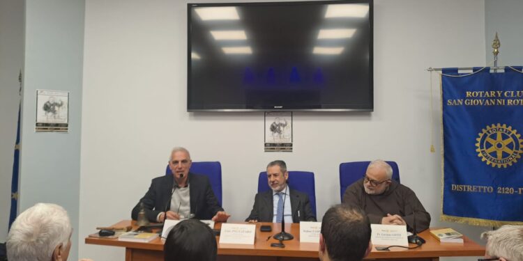 Presentata la biografia di Sanguinetti con un collegamento dalla Toscana  Si è svolta ieri, presso la sala dell’Infopoint, situata di fronte al santuario di Santa Maria delle Grazie in San Giovanni Rotondo, l’ultima presentazione del libro “Il medico con le scarpe rotte”, biografia del dott. Guglielmo Sanguinetti, definito il «braccio destro di Padre Pio», sia nella realizzazione di Casa Sollievo della Sofferenza sia nel coordinamento dei primi Gruppi di preghiera. Organizzata dal locale Rotary Club, la serata è stata aperta con i saluti della presidente Rossella Fini, secondo cui era «doveroso, oltre che motivo di orgoglio, parlare di una figura così importante per San Giovanni Rotondo, qual è il dott. Sanguinetti» durante l’anno di sua competenza.  È seguita la proiezione di un video con il saluto di Pietro Belli, governatore del Distretto 2071, che coincide con il territorio della Toscana, regione dove il protagonista del volume ha trascorso la maggior parte degli anni della sua vita. Belli, dopo aver rivelato di aver letto «d’un fiato, con grande attenzione e interesse il libro», ha spiegato di avere una particolare predilezione per Guglielmo Sanguinetti, che aveva già conosciuto diversi anni fa, avendo lavorato nel Mugello ed essendo stato socio del relativo Club Rotary. Dopo aver illustrato i meriti acquisiti dal medico negli anni in cui svolse la sua professione a Ronta e a Borgo San Lorenzo, il Governatore del distretto toscano del Rotary International ha dichiarato: «Da quest’opera emerge un uomo che ha contribuito a realizzare un luogo per donare conforto e solidarietà all’essere umano piegato e piagato dal dolore, dalla sofferenza fisica». Quindi ha preso la parola l’autore, che ha raccontato com’è nata l’idea di scrivere il testo, «nato per caso», precisando poi di credere che «il caso non esiste», per poi precisare: «Tutto è partito da una serie di articoli, scritti per la rivista Voce di Padre Pio, sui medici curanti del mistico Frate», ha spiegato Stefano Campanella, direttore di Padre Pio Tv. Quando sono arrivato a trattare Sanguinetti ho scoperto che le mie ricerche si stavano svolgendo in un anno particolare, il 2024, in cui ricorrevano i 130 anni dalla nascita del medico, i 70 anni dalla sua morte e i 70 dall’inaugurazione del primo poliambulatorio della costruenda Casa Sollievo della Sofferenza, dove iniziarono le prime visite mediche, i primi esami clinici e il primo sollievo della sofferenza. Per questo ho ritenuto doveroso completare le ricerche, anche dopo la pubblicazione degli articoli, e condensarle in un volume». Nella sua veste di moderatore, Giulio Siena, che è stato per molti anni responsabile dell’Ufficio stampa di Casa Sollievo della Sofferenza e direttore dell’omonima rivista, ha sottolineato il merito di quest’opera, evidenziando la necessità di far conoscere ai posteri quanti, nel passato, come Sanguinetti, hanno contribuito all’edificazione e allo sviluppo dell’ospedale fondato da Padre Pio. Quindi ha dato la parola a fr. Luciano Lotti, segretario generale dei Gruppi di preghiera, che ha evidenziato «il grande lavoro che sottostà a questo libro: con umiltà e con testardaggine la ricerca della notizia e di ogni piccola informazione è stata portata avanti con grande attenzione e meticolosa precisione». «Il linguaggio semplice, giornalistico ma non superficiale – ha aggiunto – spinge chi legge ad andare avanti, a cercare di capire, a mettere insieme quei dati che aiutano a comprendere una figura poliedrica e ricca di umanità come il dottor Giuseppe Sanguinetti». «Per lui e per tutte le persone che sono vissute intorno a Padre Pio – ha concluso fr. Luciano – resta la stessa domanda: come è stato possibile tutto questo? Come è stato possibile che un medico condotto proveniente dalle colline della Toscana, che non aveva mai pensato di fare l’imprenditore, il pubblicista, il carpentiere o il camionista, sia arrivato a tanto? Cosa ha spinto un mondo che ruotava intorno a lui a dargli una tale fiducia? La risposta resterà un mistero, il dottor Campanella prova a dircelo in una riflessione finale, ma in realtà di fronte a certe cose, l’unica parola è lo stupore. Lo stupore di tante persone che non credono e comunque restano senza parole guardando Casa sollievo, lo stupore di chi crede, sa che Dio agisce così, ma ancora una volta deve dire che questa volta la Provvidenza ha superato se stessa». Dopo il saluto del vicesindaco di San Giovanni Rotondo, Michele Longo, l’incontro è stato concluso da Lino Pignataro, governatore del Distretto rotariano 2120, comprendente Puglia e Basilicata, che ha applicato alla sua esperienza personale due espressioni pronunciate rispettivamente da Stefano Campanella e fr. Luciano Lotti: «Anch’io mi sono reso conto che “il caso non esiste” e che certe coincidenze devono essere guardate “con stupore”. Non dovevo essere qui stasera. Avevo un impegno a Foggia, che ho dovuto annullare perché se n’era aggiunto un altro, più importante a Fasano. Ma pochi giorni fa, hanno chiamato da Casa Sollievo della Sofferenza per fissare una visita per mia moglie Annamaria, proprio per la giornata odierna. Così ho avuto la possibilità di partecipare a una serata che mi ha permesso di conoscere l’esemplare figura del dott. Guglielmo Sanguinetti».