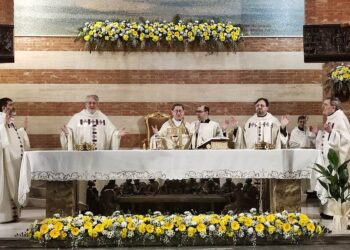 Il Cardinale Luis Antonio Tagle accoglie l’abito delle Stimmate di Padre Pio a Foggia