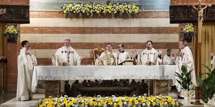 Il Cardinale Luis Antonio Tagle accoglie l’abito delle Stimmate di Padre Pio a Foggia