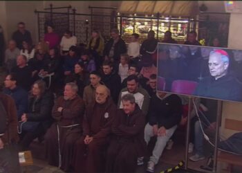 Febbraio 2025. Il cardinale Prevost, futuro Papa Leone XIV,  in preghiera con i frati di Padre Pio