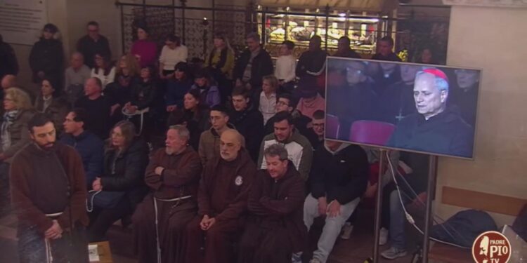 Febbraio 2025. Il cardinale Prevost, futuro Papa Leone XIV,  in preghiera con i frati di Padre Pio