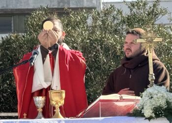 Una Messa a Grumo Appula dinanzi alla statua di Padre Pio