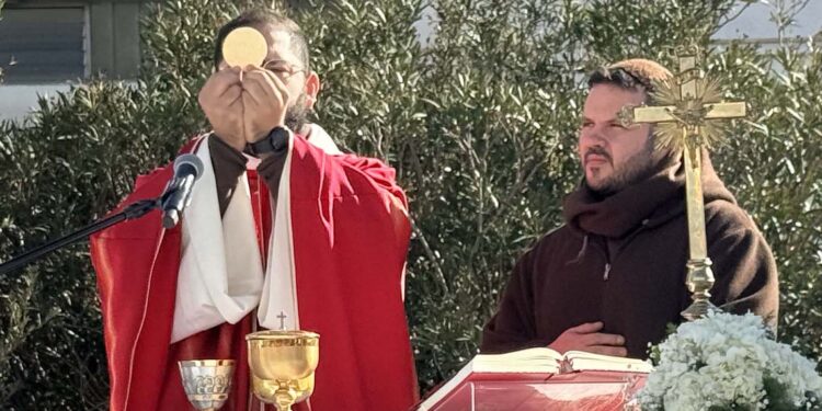 Una Messa a Grumo Appula dinanzi alla statua di Padre Pio