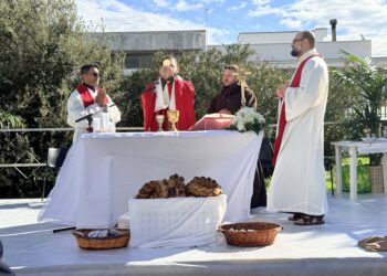 Una Messa a Grumo Appula dinanzi alla statua di Padre Pio