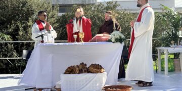 Una Messa a Grumo Appula dinanzi alla statua di Padre Pio