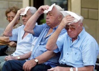 ANZIANI IN ITALIA: ALLARME CALDO E SOLITUDINE