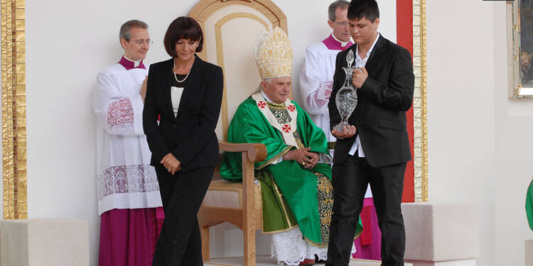 I frati cappuccini pregano per Papa Benedetto