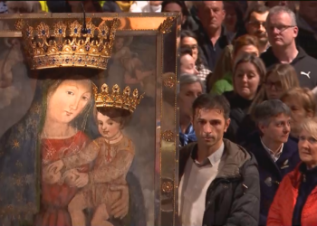 Santo Rosario dei giovani a San Giovanni Rotondo: “La Croce della GMG e l’Icona di Maria Salus Popoli Romani”