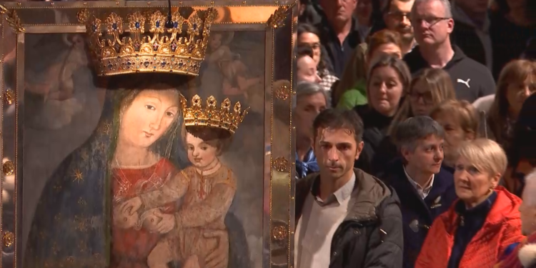 Santo Rosario dei giovani a San Giovanni Rotondo: “La Croce della GMG e l’Icona di Maria Salus Popoli Romani”