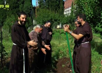 Giovani frati alle prese con la raccolta delle patate