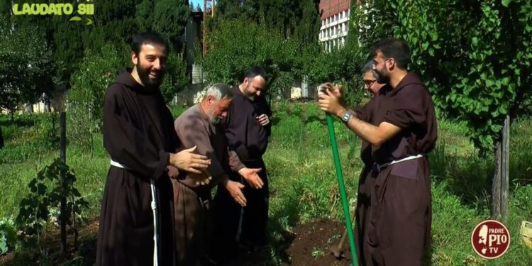 Giovani frati alle prese con la raccolta delle patate